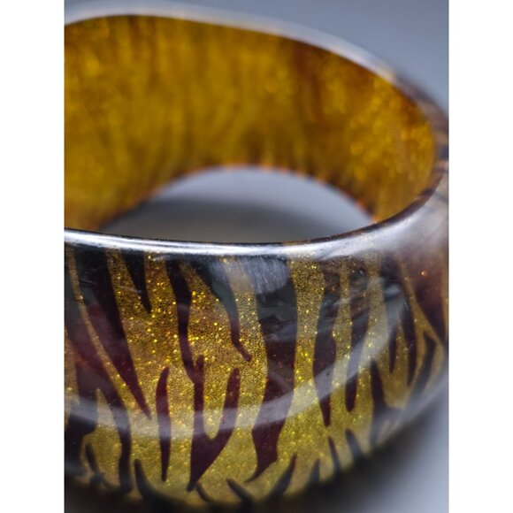 Glittery Yellow Black Tiger Print Asymmetric Lucite Bangle - Picture 7 of 11